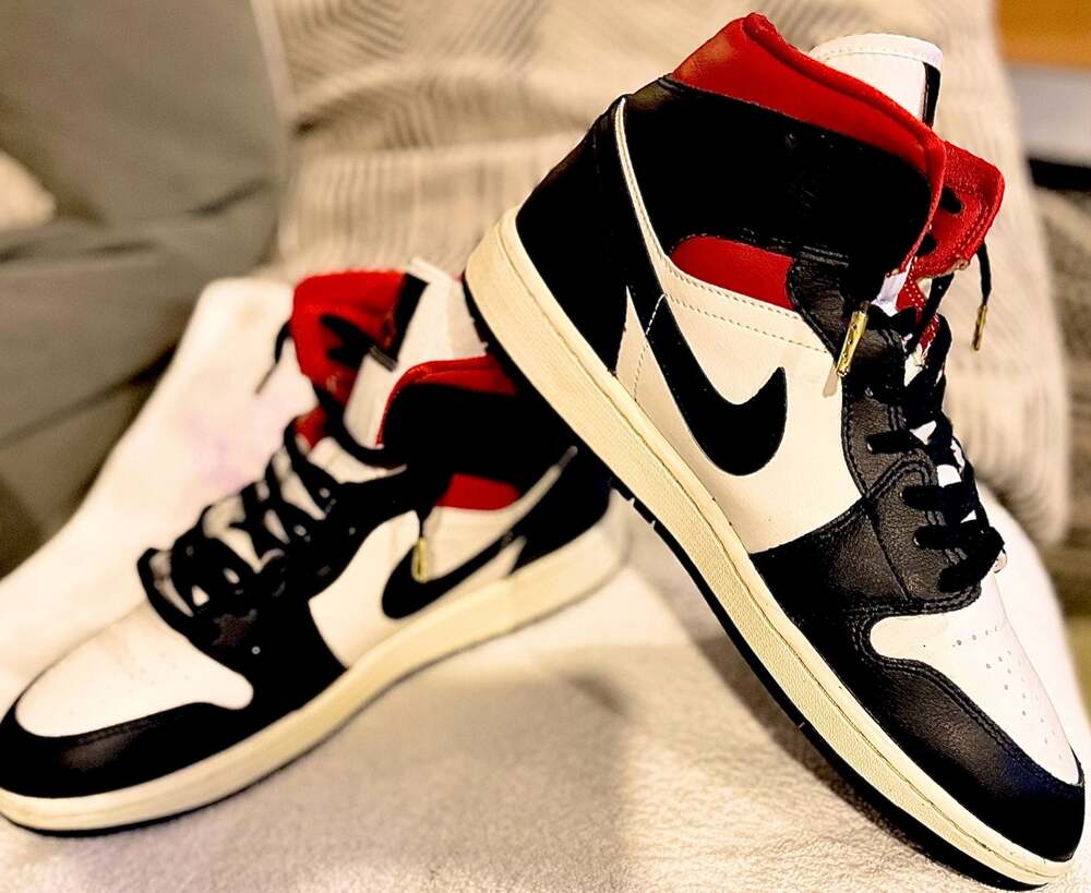 Air Jordan 1 Mid Women's 'Gym Red Panda' Black/Sail/Gym Red BQ6472-061
